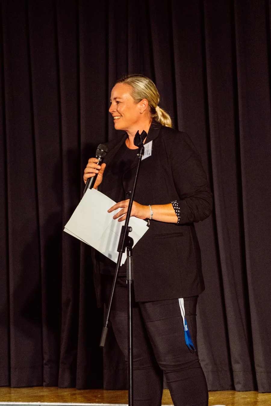 Caroline Eggers bei einem Vortrag auf einer Bühne